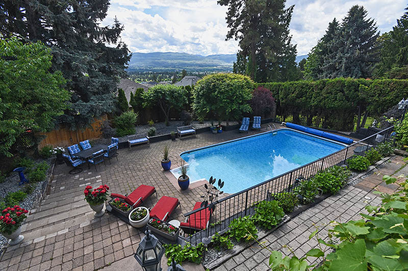 Kelowna bed and breakfast with pool
